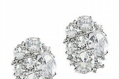 NAYLA CRYSTAL CLUSTER EARRINGS
Glamorous and striking, the Nayla earrings feature intricately hand cut cubic zirconia stones set on a rhodium plated base, reminiscent of 1920's glamour. Pair them with a statement-making necklace to add a touch of sparkle to your visage.
http://www.delilahk.com/delilahkbridal/nayla-crystal-cluster-earrings.html