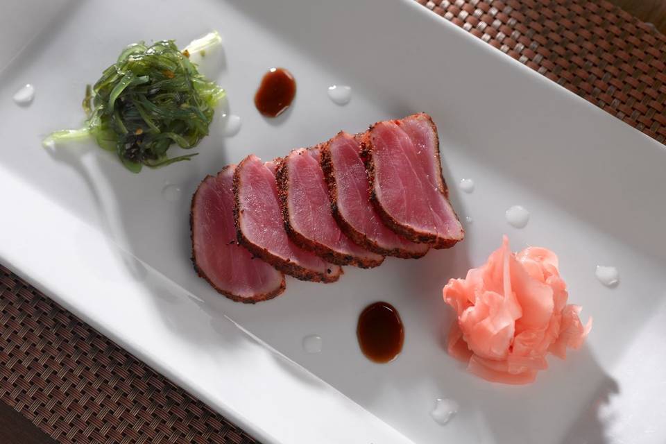 Seared Tuna with Seaweed Salad and Pickled Ginger