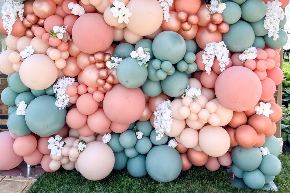 Balloon wall