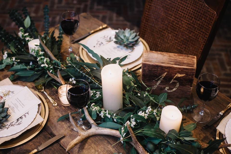 Table setting greenery candles