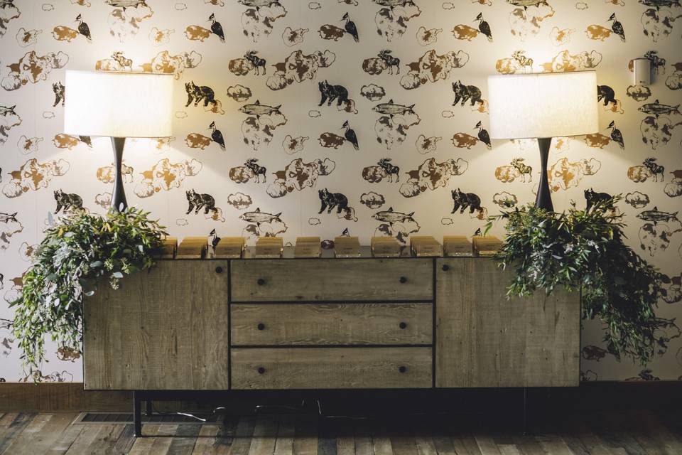 Decor- escort table