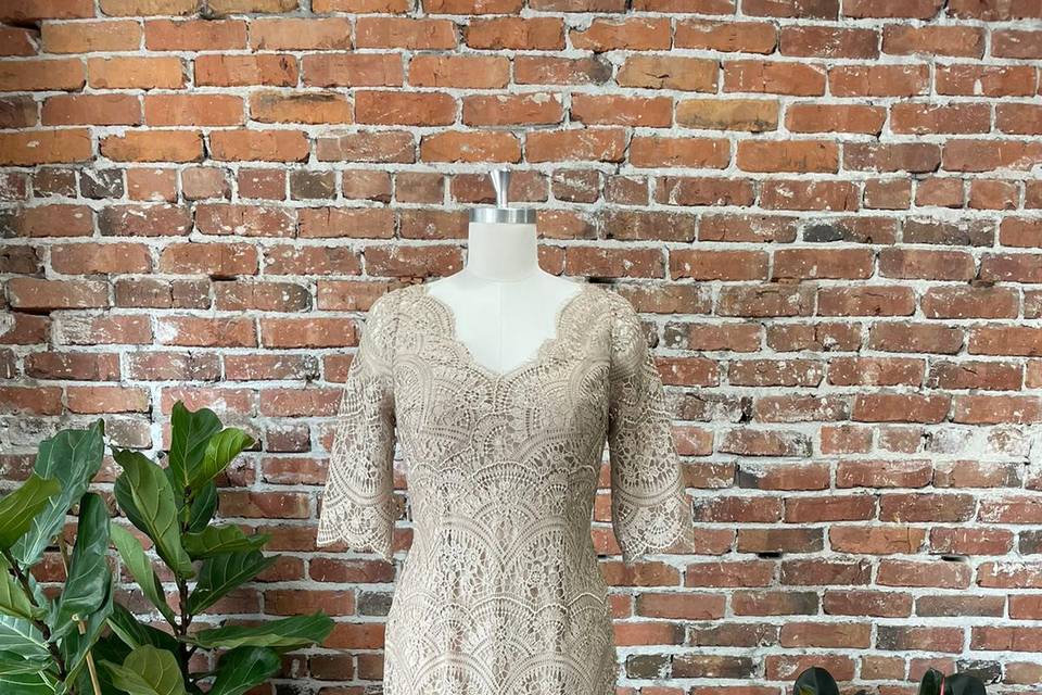 Short gold lace with sleeves