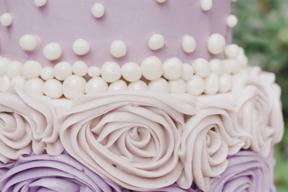 Buttercream rosettes and pearl