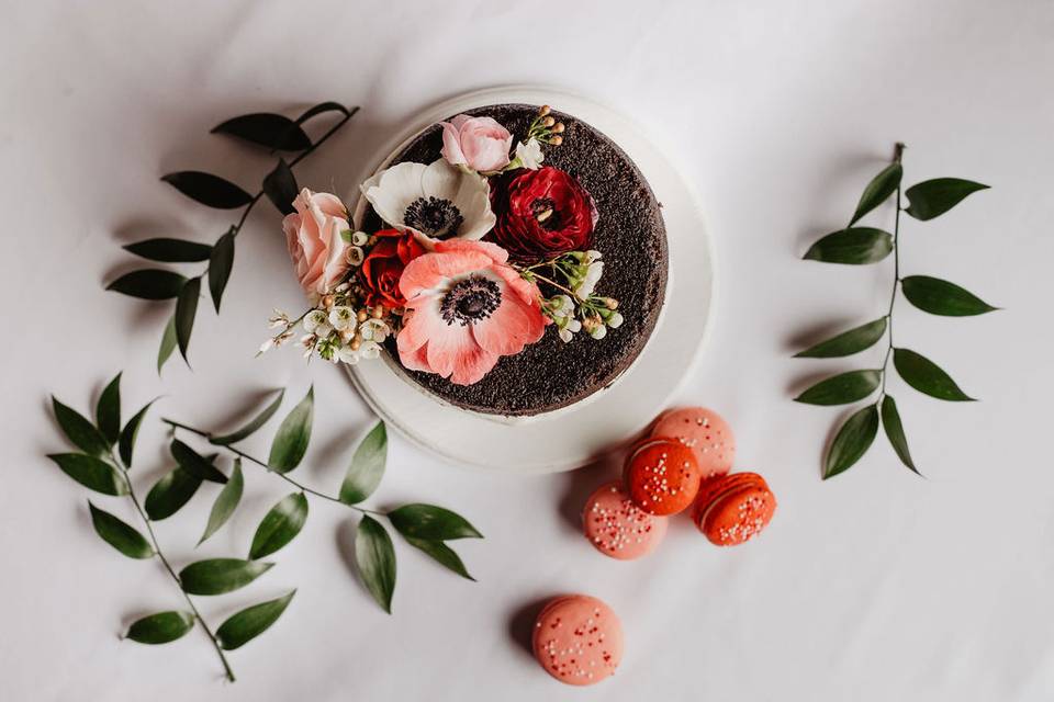 Floral cake with macarons