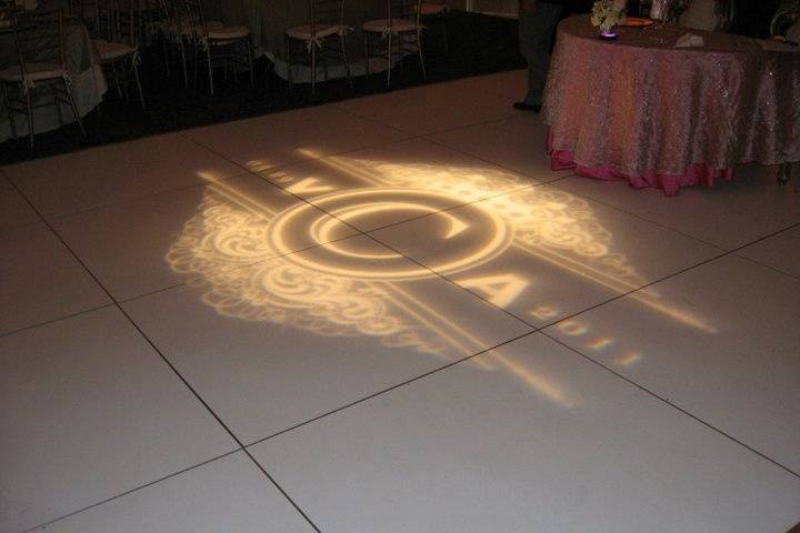 https://cdn0.weddingwire.com/vendor/532900/3_2/960/jpg/1339530473654-WhiteDanceFloorwithgobo.jpeg