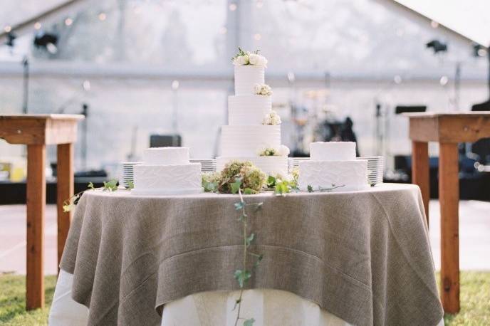 Wedding cake table