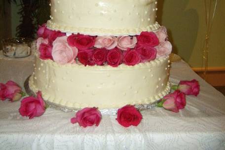 A traditional look but just wait until they taste the cheesecake! Accented with pink and red roses