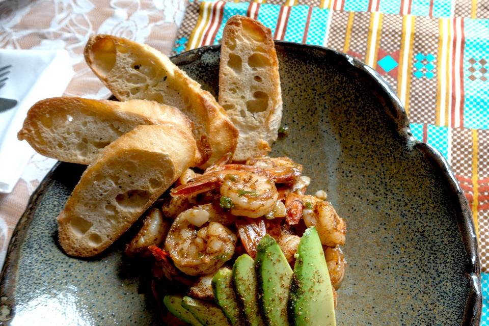 Shrimp with avo and bread