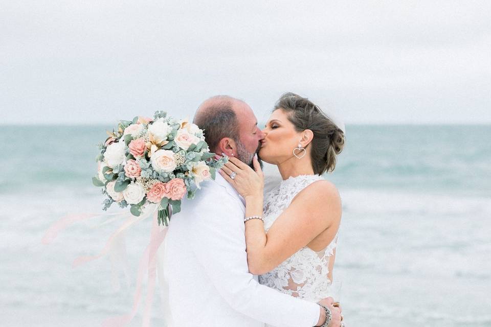 Dressed in white beach kiss