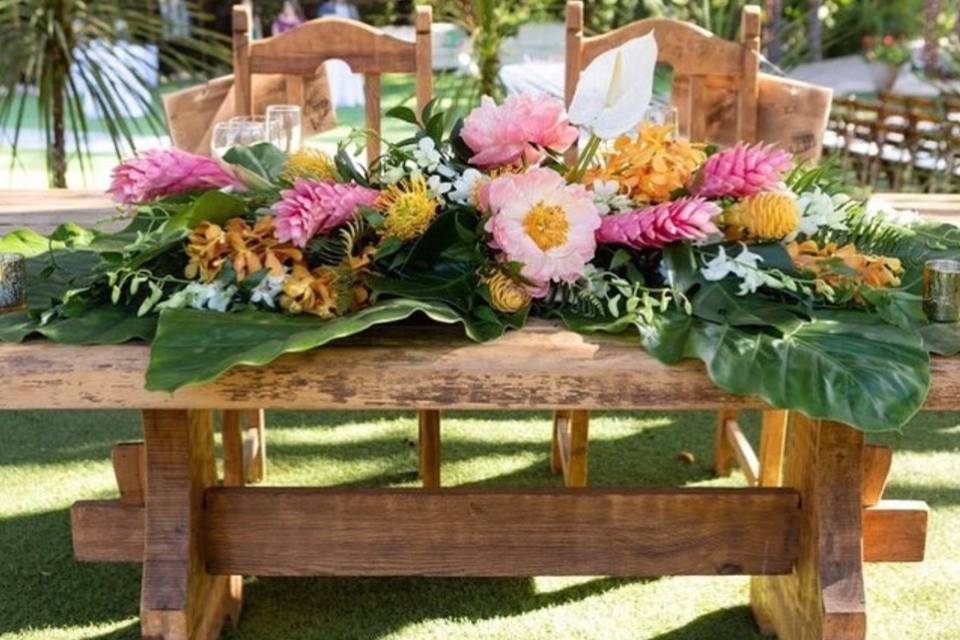 Tropical sweetheart table