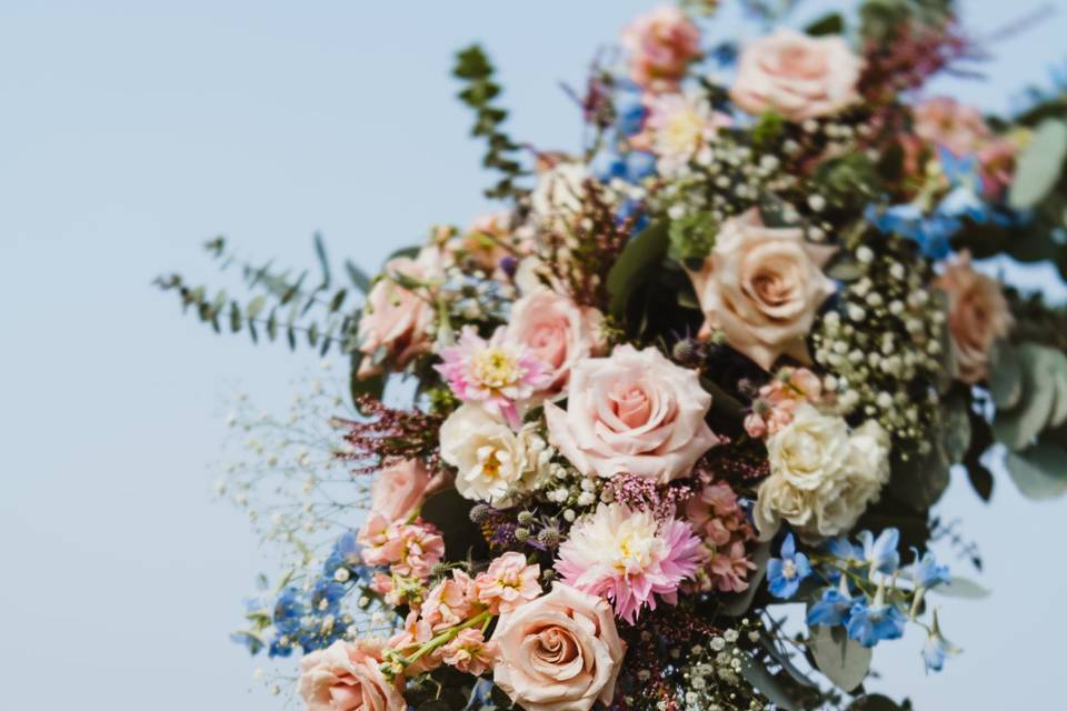 Rustic arch flowers