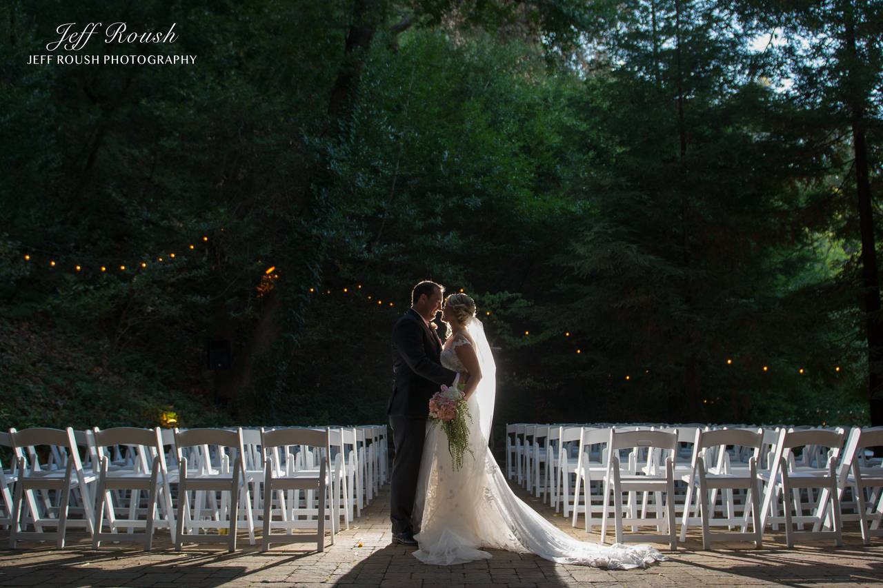 https://cdn0.weddingwire.com/vendor/534100/3_2/1280/jpg/rachel-and-kevin-2_51_1435-160988306257868.jpeg