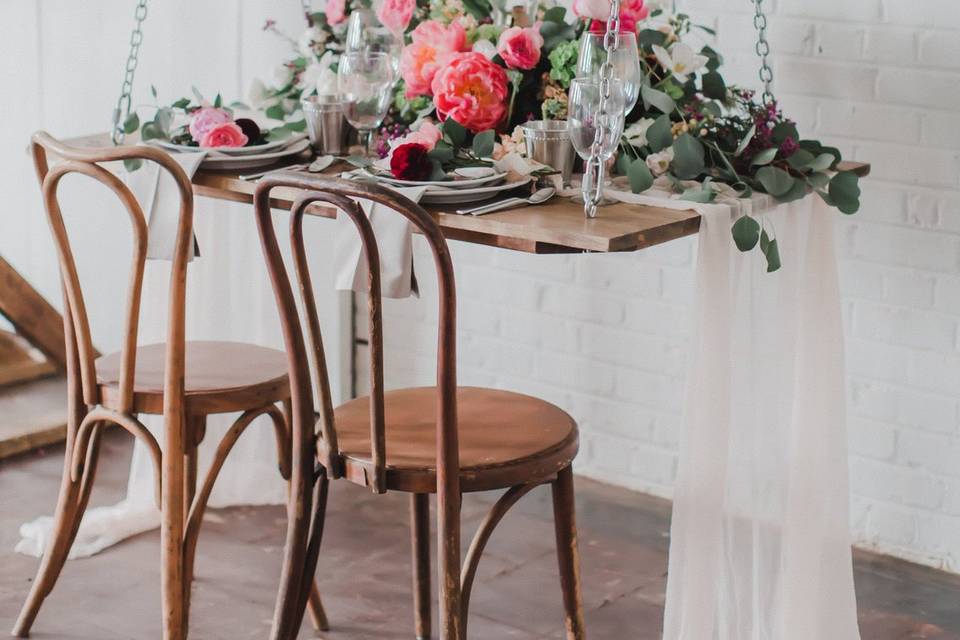 Sweetheart table | Photo by Annamarie Akins