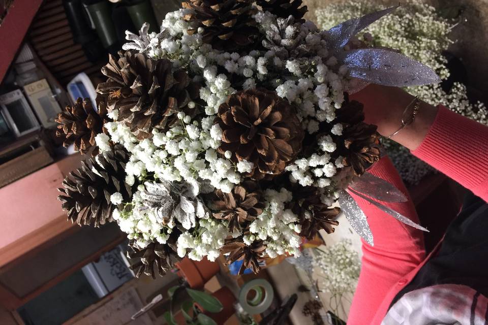 Natural wedding all pinecones and babies breath