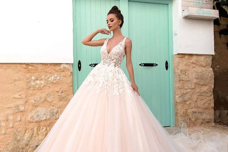 V-neck Lace Court Train Dress