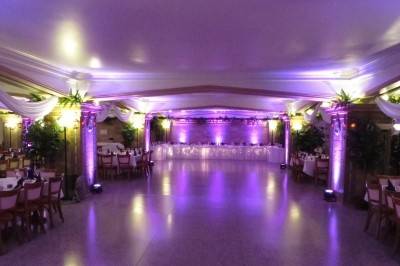 This is still one of my all-time favorite dance floor photos. As you can see, the dance floor was PACKED! So much FUN at a wedding in Erie, PA!