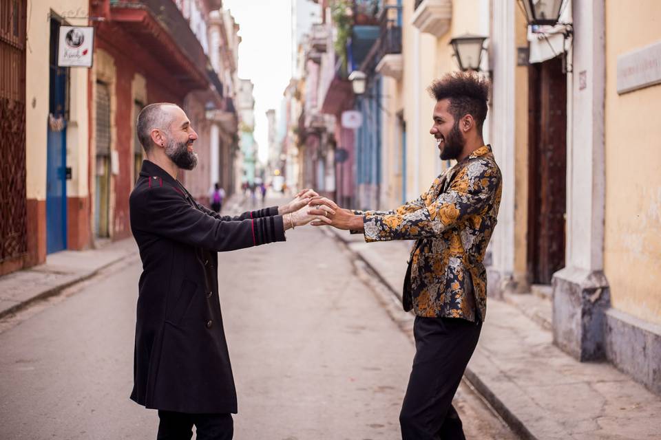 Engagement session in Havana, Cuba