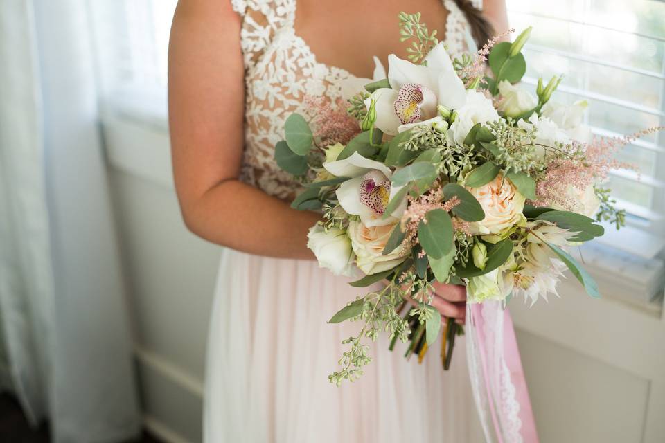 Bouquet of white and peach flowers