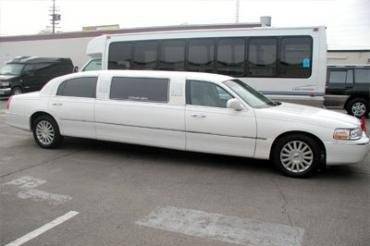 Traditional White 6 Pax Lincoln Towncar