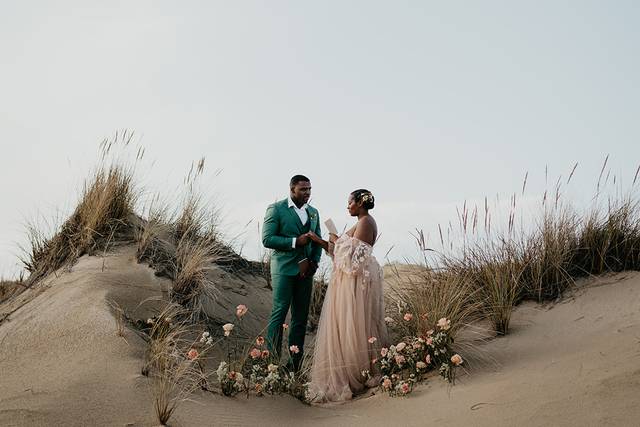 Beach wedding in Oregon