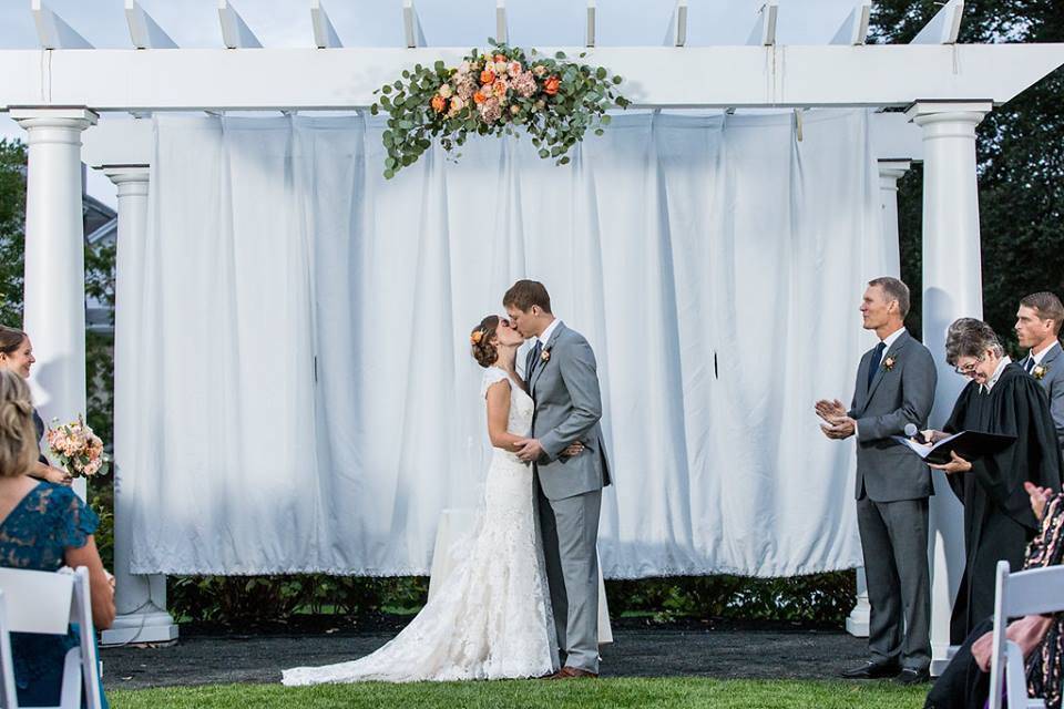 Ceremony kiss