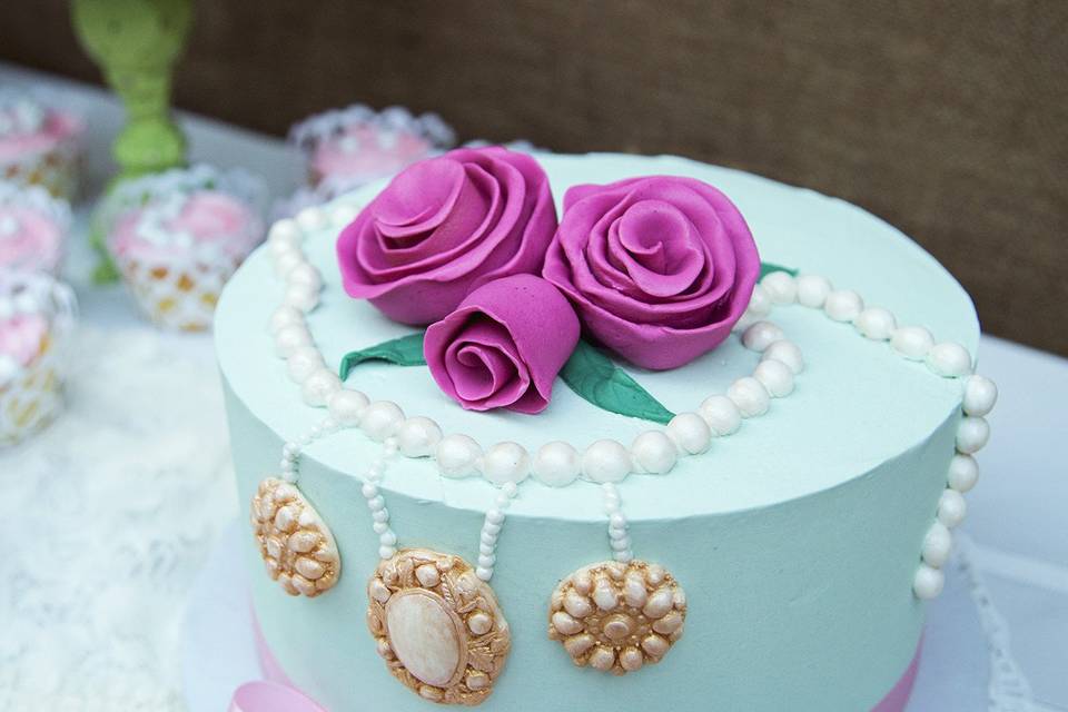 Vintage Brooch & Pearl Cake