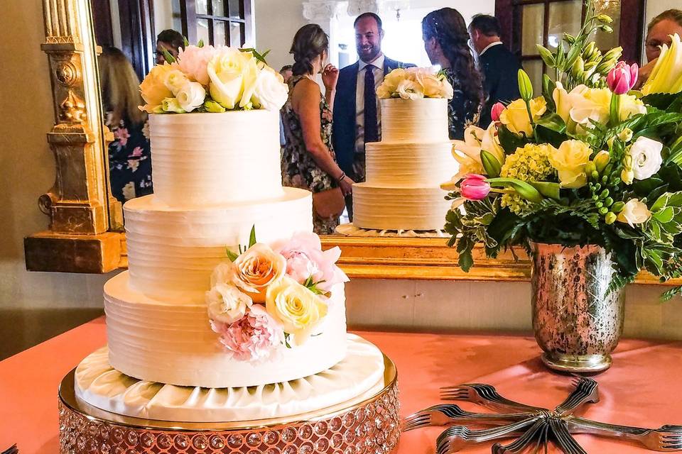 Rustic & Fresh Flowers Cake