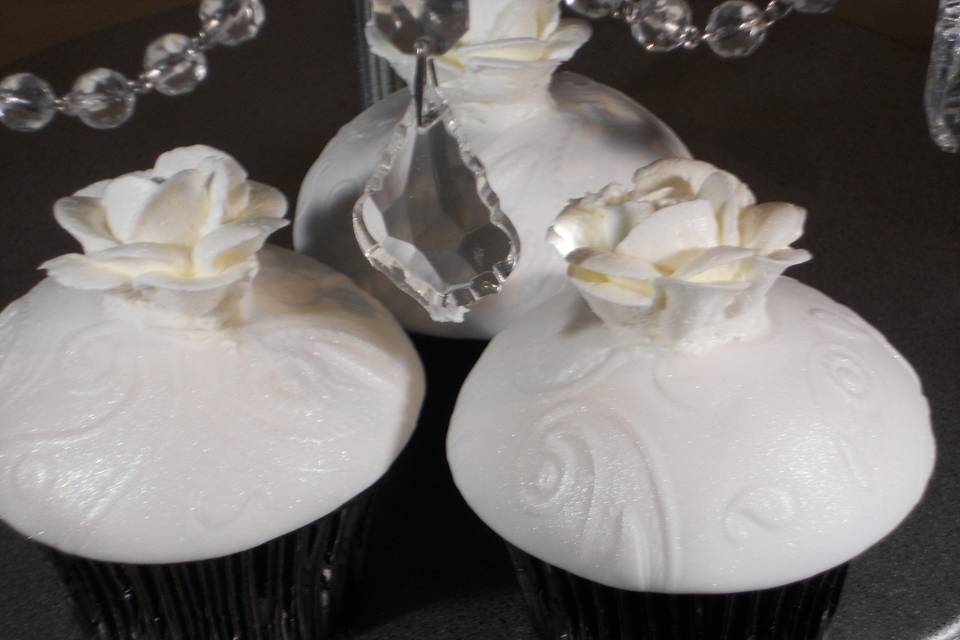 Elegant wedding cupcakes