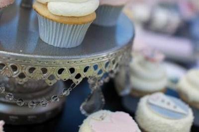 Charming wedding cupcakes