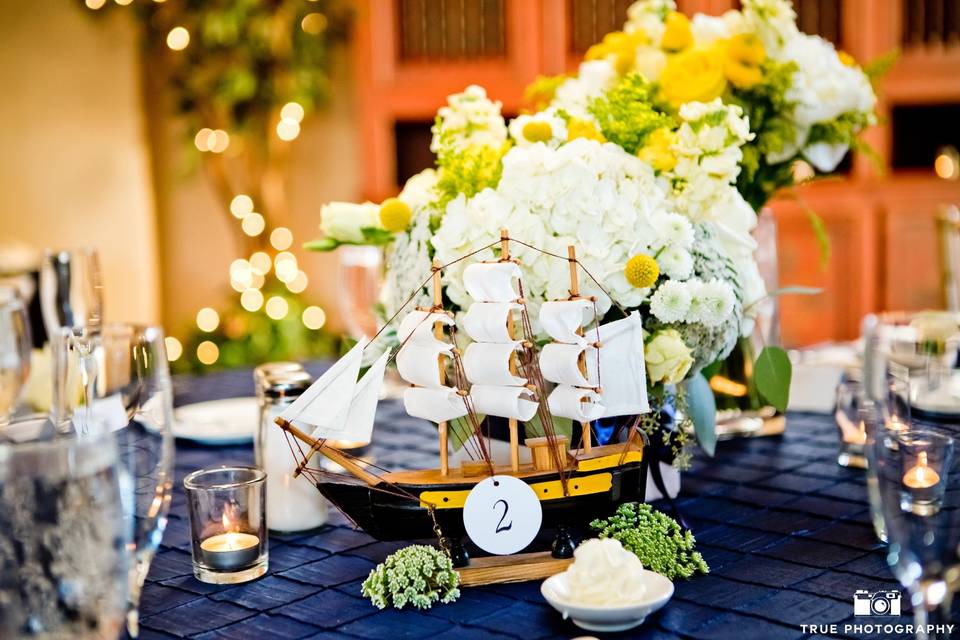 Pale shades of yellow and white flowers compliment the navy blue linens at the Prado in Balboa Park.