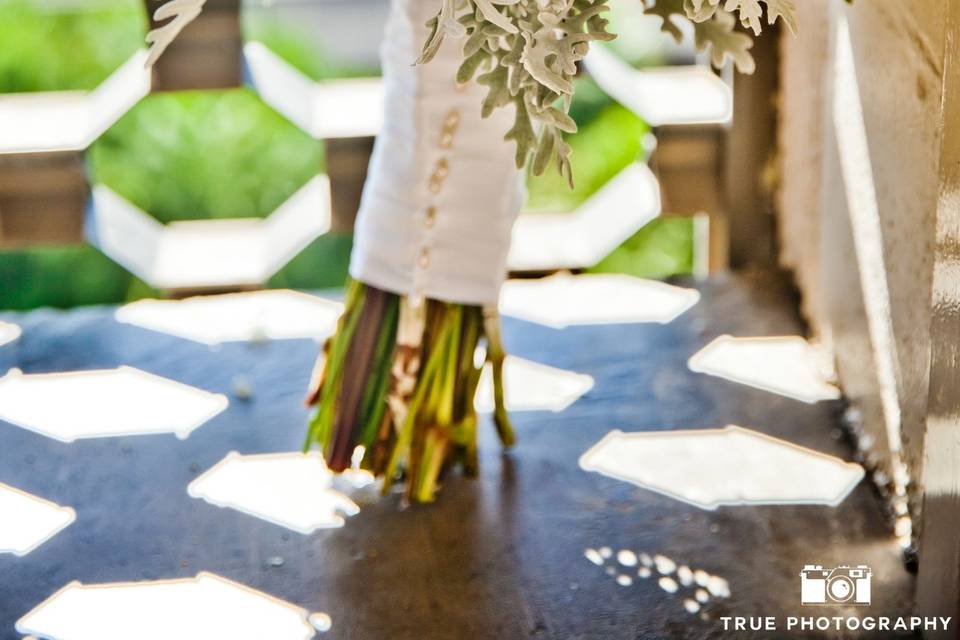 Pastel bouquet with pearlized shells for this beach ceremony.