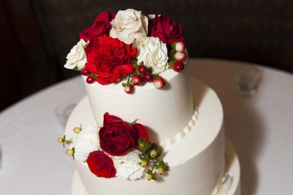 Cake with roses, carnations and hypericum berries.