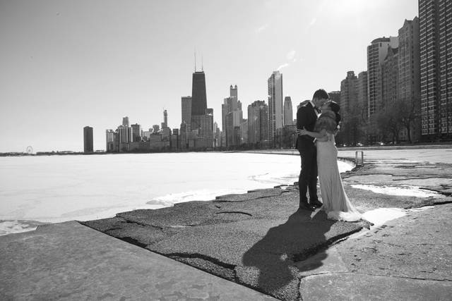 Newlyweds against the Chicago skyline