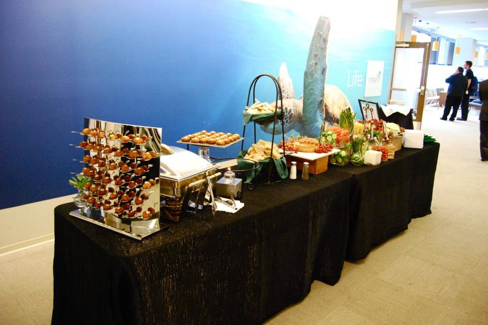 Hors d'oeuvres station | twelve baskets catering