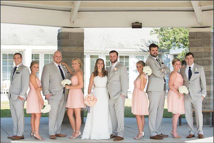 Couple with bridesmaids and groomsmen