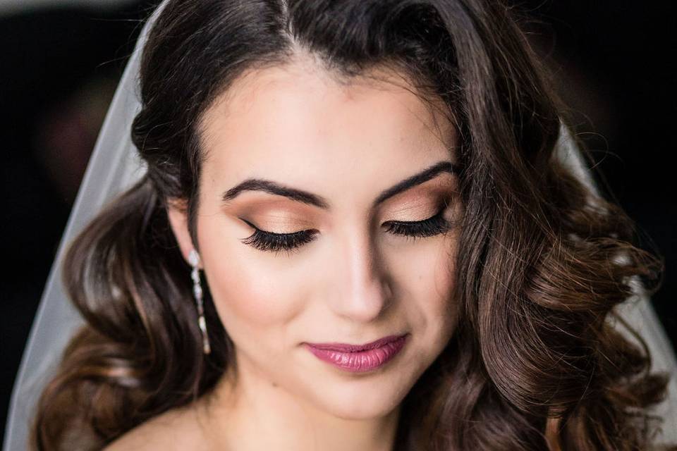 Glam waves and bridal makeup