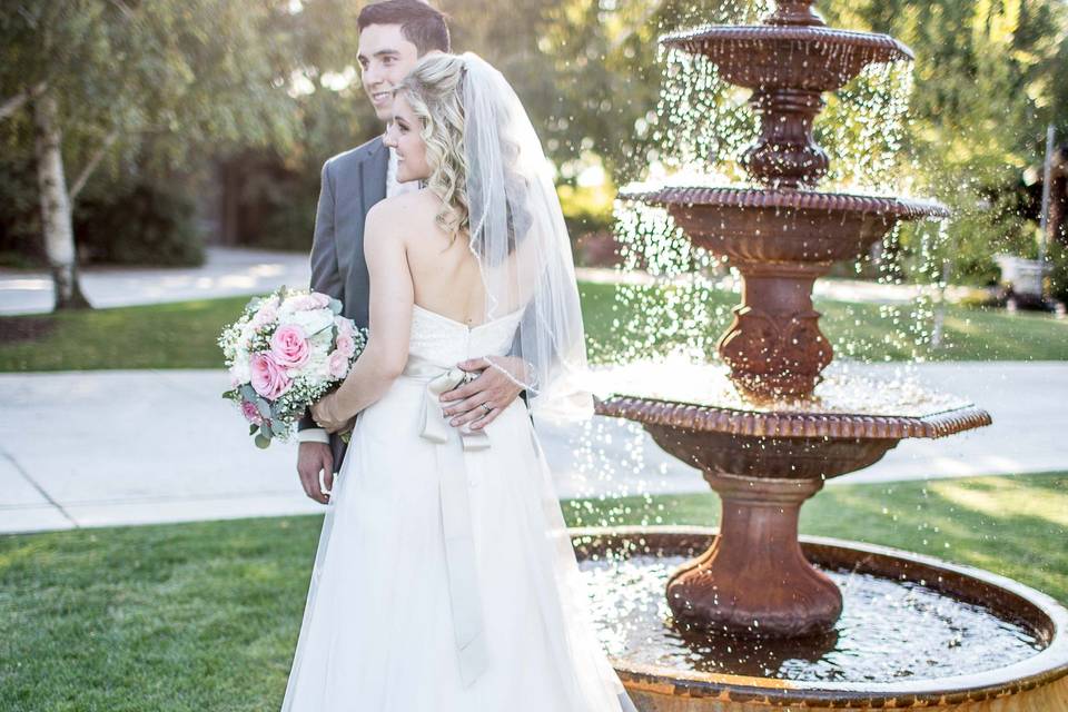 Happy couple by a fountain - Ares Photography