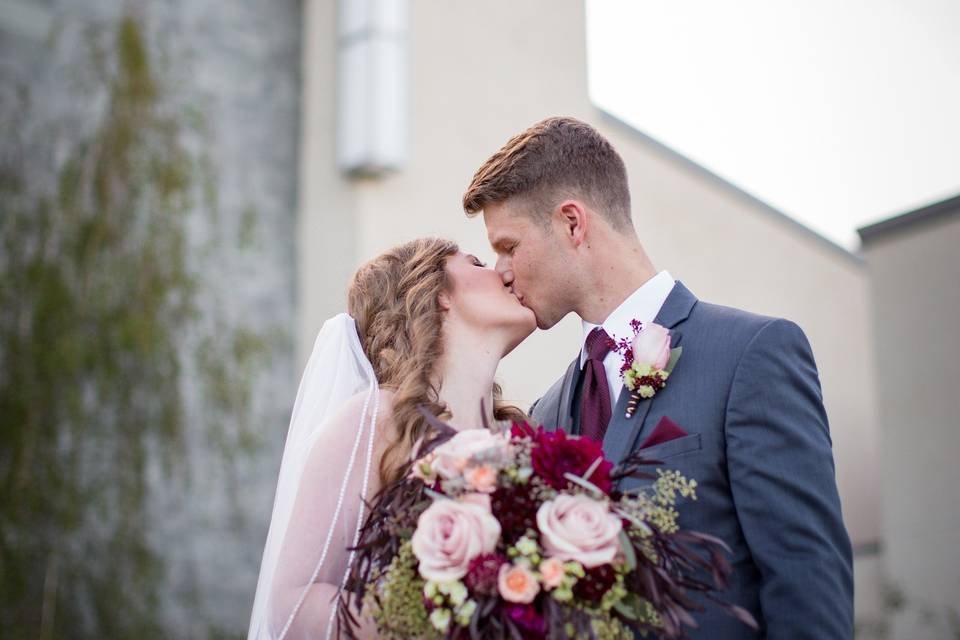 Couple kissing in front of the church - Ares Photography