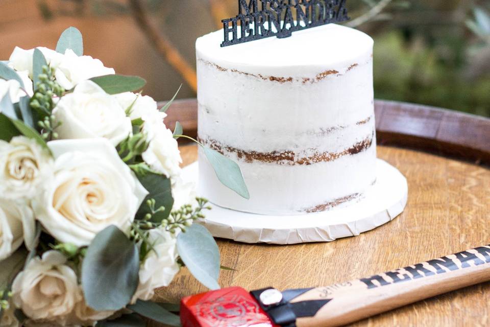 Wedding cake with bouquet and fire safety axe - Ares Photography