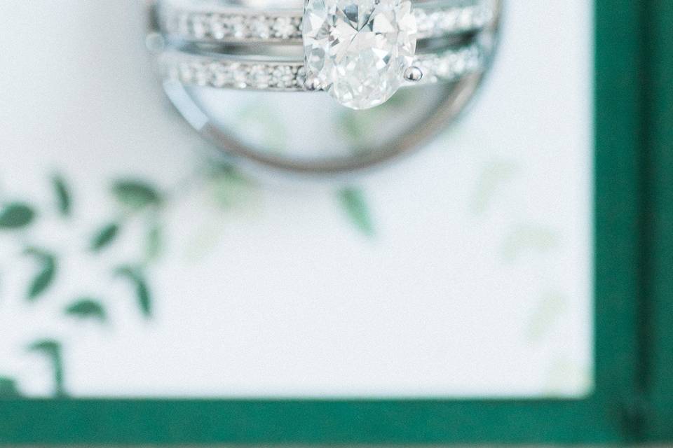 Oval cut engagement ring