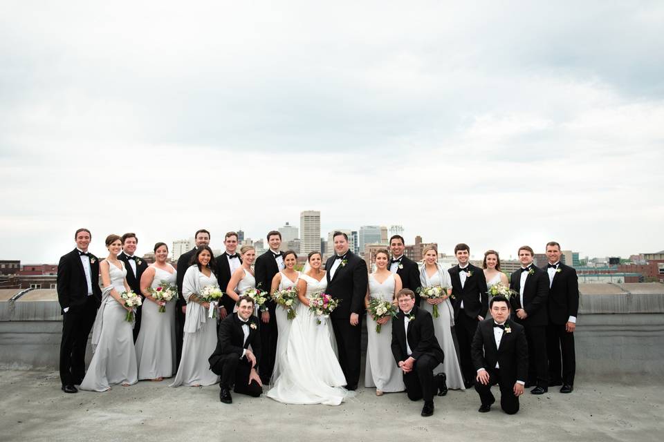 The newlyweds with the bridesmaids and groomsmen