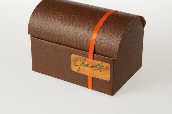 Pure dark chocolate ganache infused with orange zest and Grand Marnier liquor, rolled in cocoa powder. 11 oz.