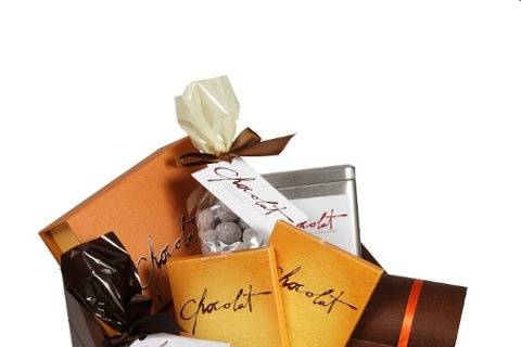 1-16 piece gift box, 2 chocolate covered nuts, 1 truffle chest, 1 tin of hot chocolate, 2 hand-painted chocolate bars. The perfect gift for the chocolate lover.