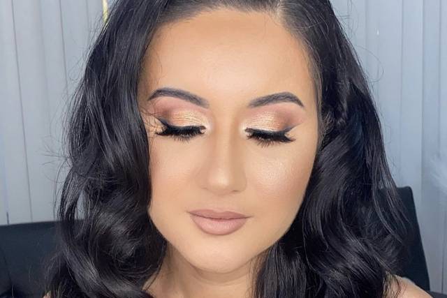 Hollywood waves and eye make up