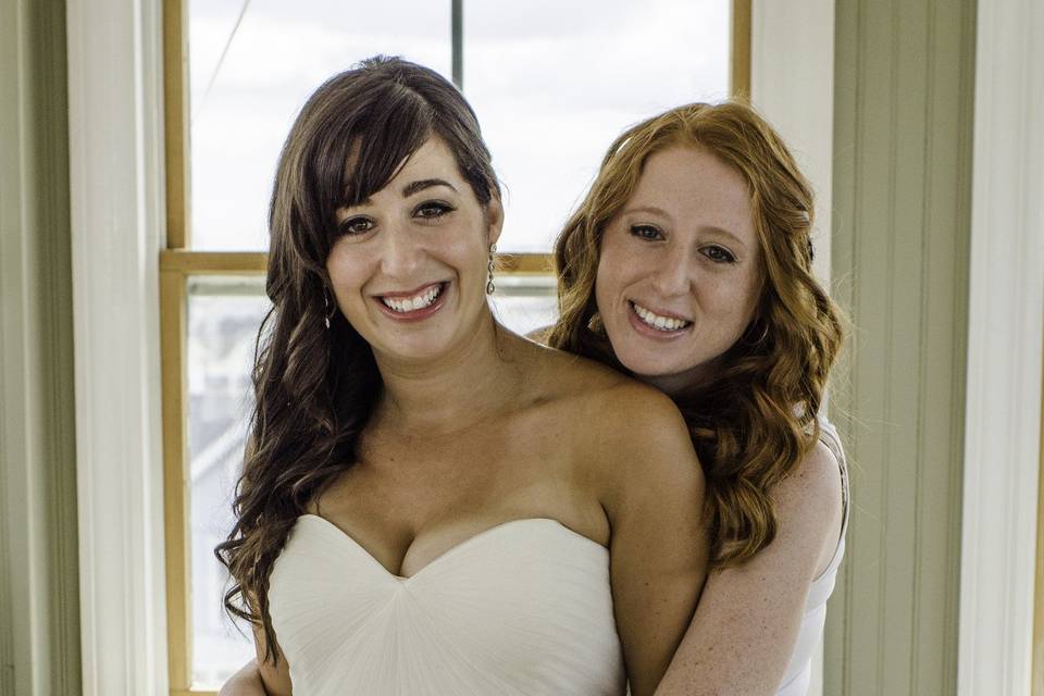 Bride and Made of Honor before ceremony