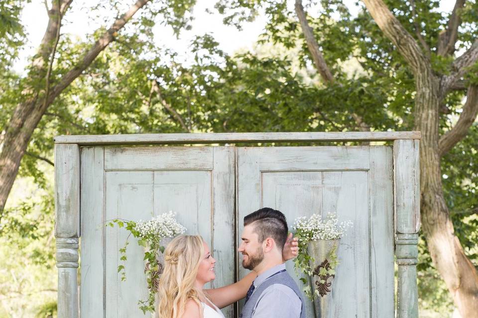 Valerie michelle photography. Baltimore maryland wedding photographer. Bride and groom portrait in front of rustic door decor