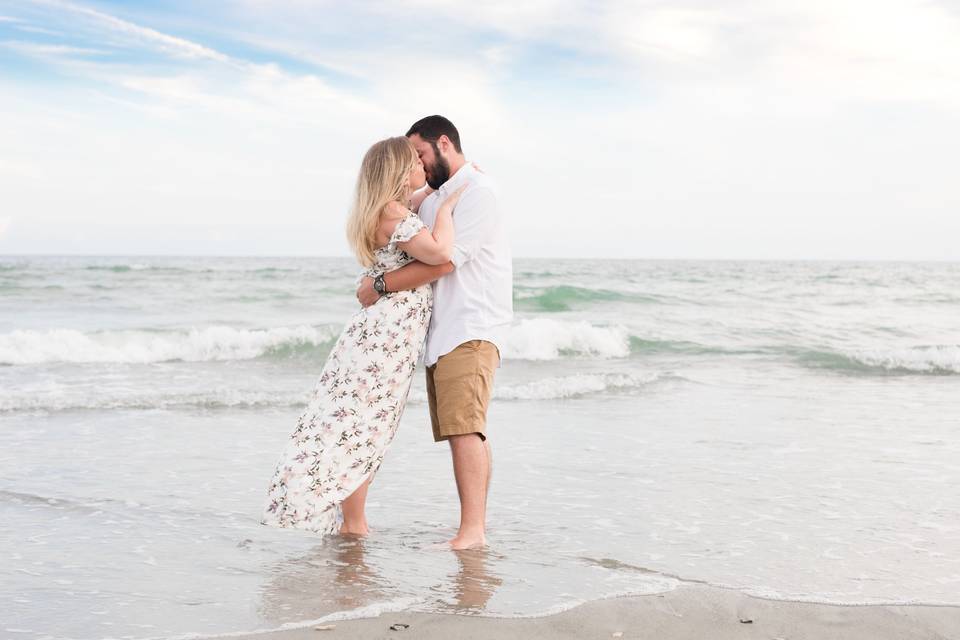 Valerie michelle photography. Baltimore maryland wedding photographer. Engagement photos on the beach. Ocean front engagement photos.