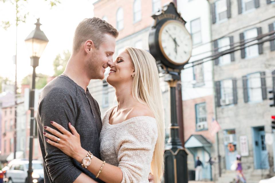 Valerie michelle photography. Baltimore maryland wedding photographer. Engagement photos in downtown ellicott city. Main street ellicott city