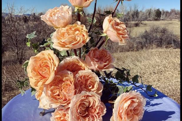 One-tone table arrangement