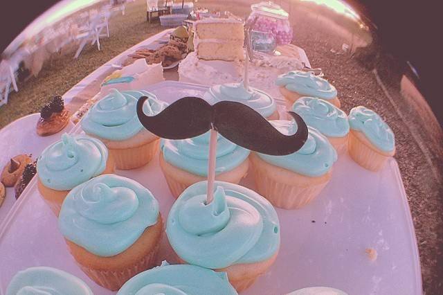 Lololol @ mustachioed cupcakes!